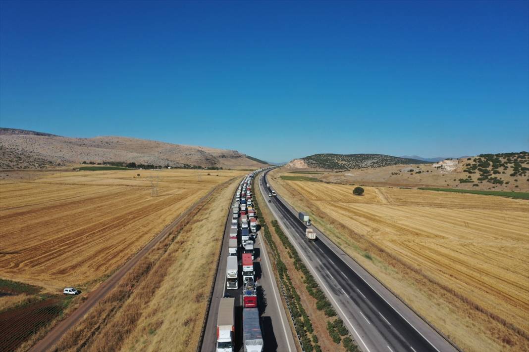 TIR ve otomobiller birbirine girdi! Ölü ve yaralılar var 5